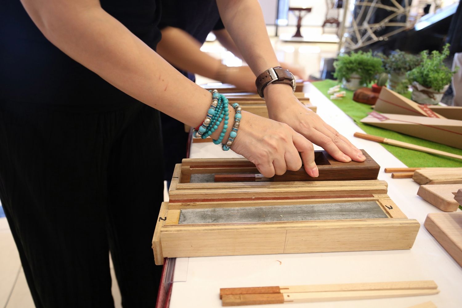《圓滿?箸》DIY，實際操作鉋刀，體會木工師傅整平木材的過程，片片鉋花揚起，製作出專屬自己的作品。